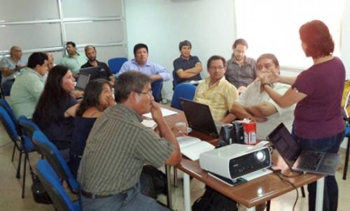 Grupo para el Desarrollo de Estándares – Miembros del Grupo para el Desarrollo del Nuevo Estándar Boliviano de Certificación Forestal FSC recibe capacitación sobre los procedimientos aplicables en la ciudad de Santa Cruz, de parte de la Oficial de Políticas y Estándares de FSC en Latinoamérica. (© CFV / FSC Bolivia)
