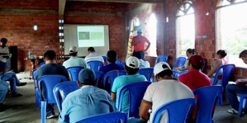 Información a representantes de Pueblos Indígenas – Presentación sobre la certificación forestal FSC realizada en Tumupasha, la principal población del Territorio Indígena del Pueblo Takana, en coordinación con el Proyecto GEF-Forestal ejecutado por el Ministerio de Medio Ambiente y Aguas. (© CFV / FSC Bolivia)